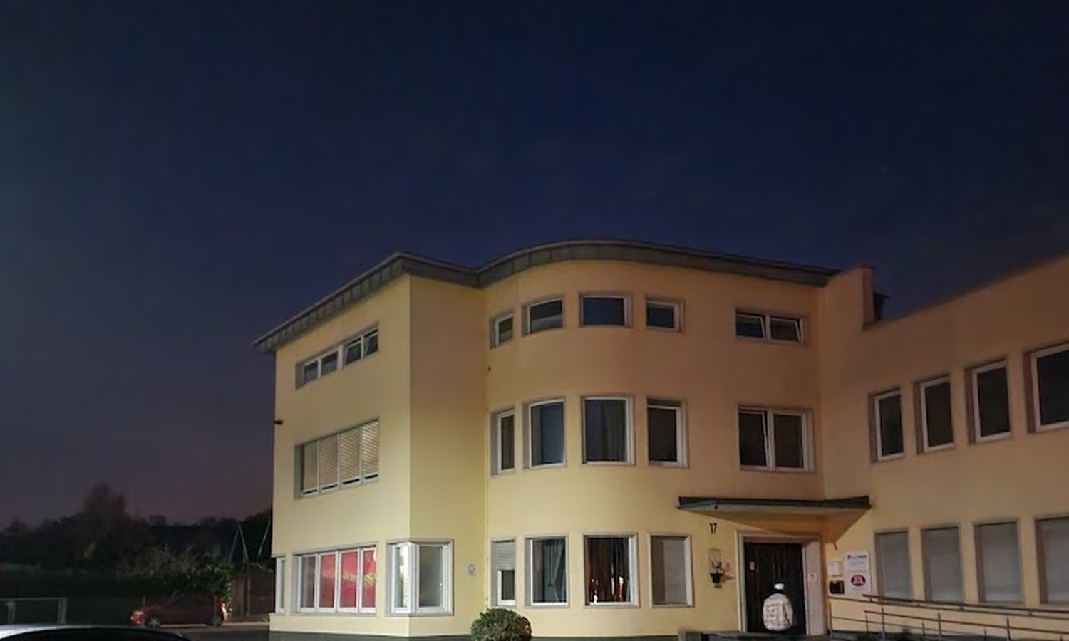 Das Gemeindezentrum der DITIB Bedburg in der Adolf-Silverberg-Straße am Abend