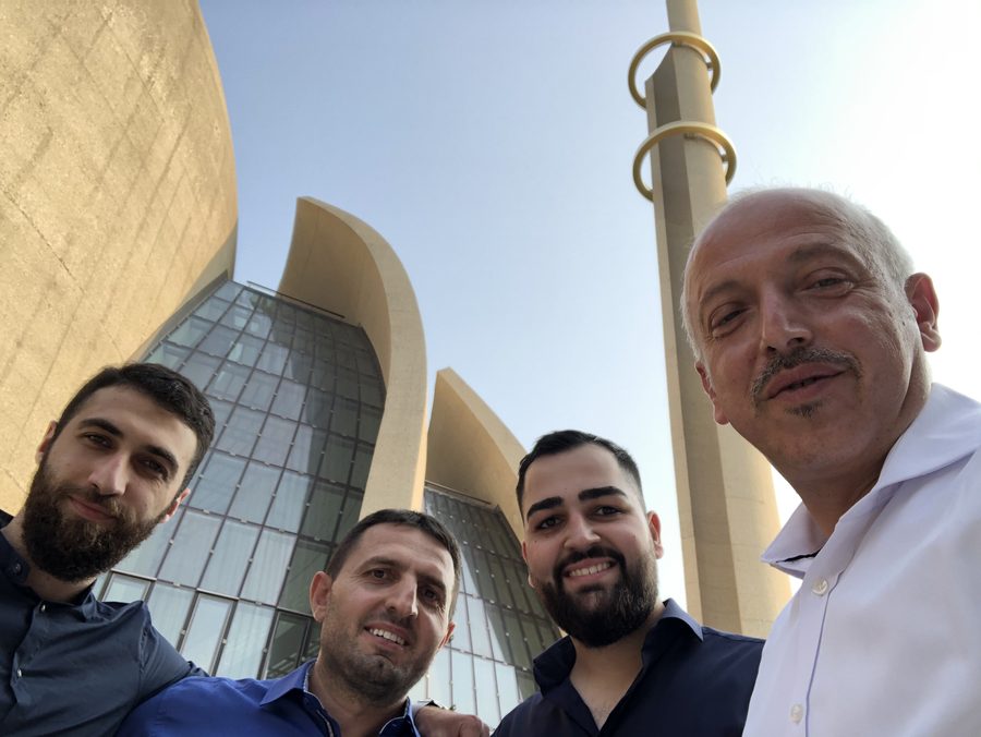 Vertreter der Gemeinde vor der DITIB-Zentralmoschee in Köln